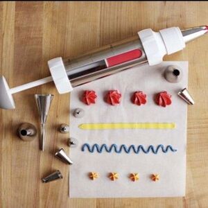 Williams Sonoma Mechanical Pastry Bag with 10 Stainless Steel Tips | NWT